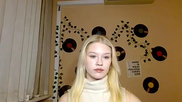 Snapshot of Aria__Moon chatting on December 17, 2:56 pm Aria Moon online show from December 17, 2:56 pm