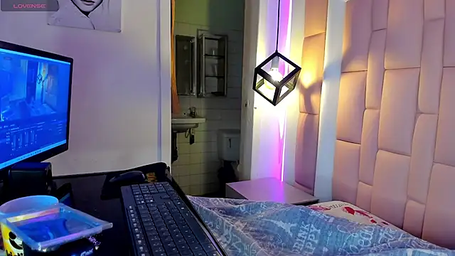 TaylerMiles online show from January 15, 3:27 pm