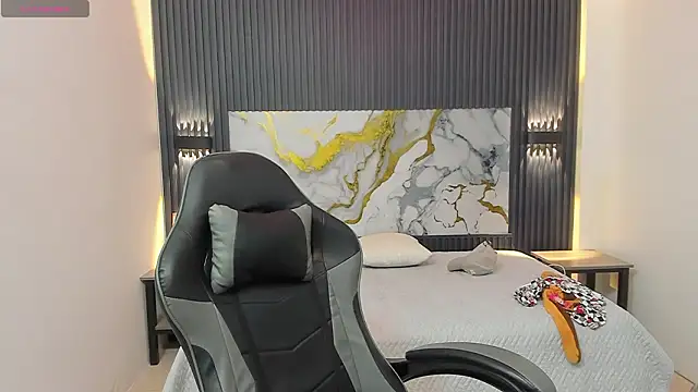 TaylerMiles online show from February 6, 3:22 am