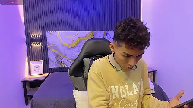 TaylerMiles online show from February 10, 3:32 am