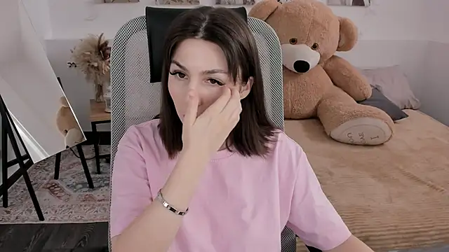 Snapshot of DiRosie chatting on March 1, 9:33 am DiRosie online show from March 1, 9:33 am