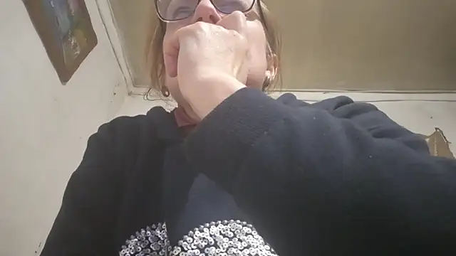 Snapshot of KissAndVibe chatting on December 19, 7:43 pm KissAndVibe online show from December 19, 7:43 pm