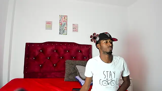 Snapshot of AllieyYZacks chatting on December 19, 1:29 pm AllieyYZacks online show from December 19, 1:29 pm