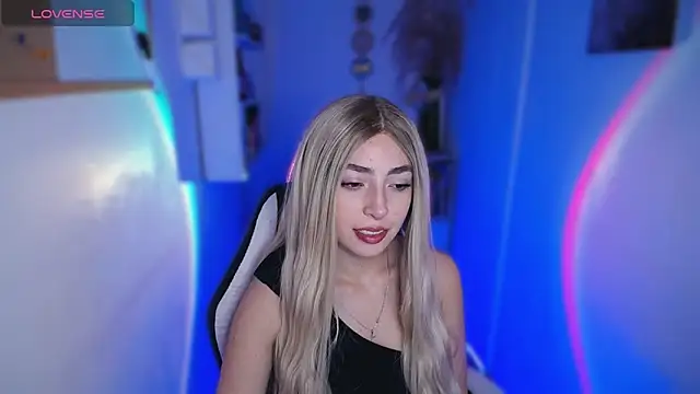Snapshot of channel_blondee chatting on April 24, 10:56 pm channel blondee online show from April 24, 10:56 pm