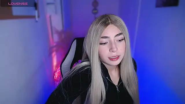 Snapshot of channel_blondee chatting on April 27, 11:47 pm channel blondee online show from April 27, 11:47 pm
