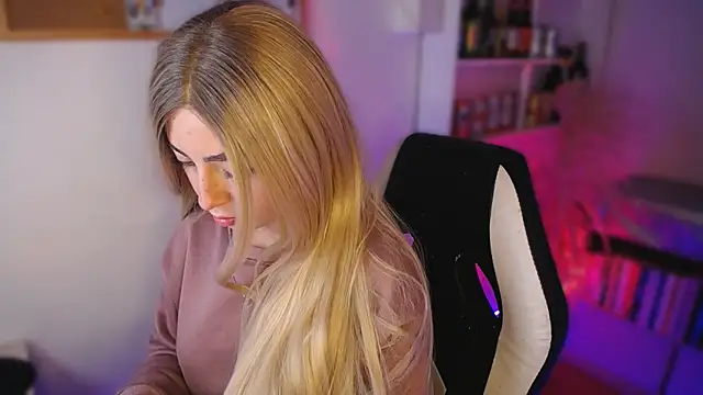 Snapshot of channel_blondee chatting on May 7, 12:05 am channel blondee online show from May 7, 12:05 am