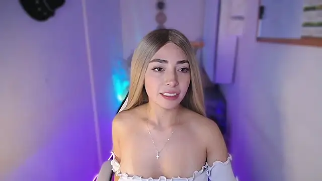 Snapshot of channel_blondee chatting on July 16, 10:16 pm channel blondee online show from July 16, 10:16 pm