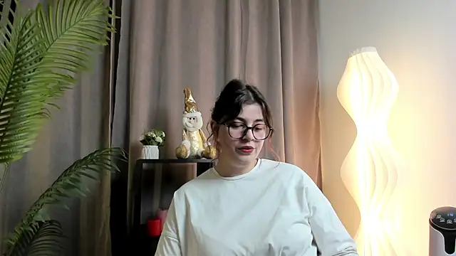 Snapshot of SuzieAllery chatting on December 18, 10:32 am SuzieAllery online show from December 18, 10:32 am