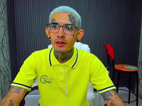 Snapshot of Boy_tatto77 chatting on December 17, 8:26 pm Boy tatto77 online show from December 17, 8:26 pm