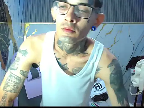 Snapshot of Boy_tatto77 chatting on February 23, 6:49 pm Boy tatto77 online show from February 23, 6:49 pm