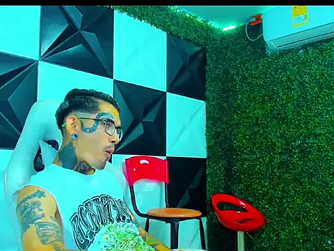 Snapshot of Boy_tatto77 chatting on March 12, 1:39 pm Boy tatto77 online show from March 12, 1:39 pm