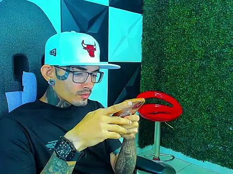 Snapshot of Boy_tatto77 chatting on March 22, 12:41 pm Boy tatto77 online show from March 22, 12:41 pm