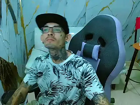 Snapshot of Boy_tatto77 chatting on March 31, 12:05 pm Boy tatto77 online show from March 31, 12:05 pm