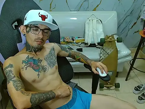 Snapshot of Boy_tatto77 chatting on April 1, 1:41 pm Boy tatto77 online show from April 1, 1:41 pm