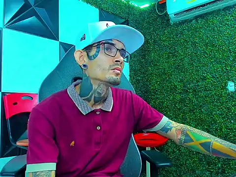 Snapshot of Boy_tatto77 chatting on April 4, 12:31 am Boy tatto77 online show from April 4, 12:31 am