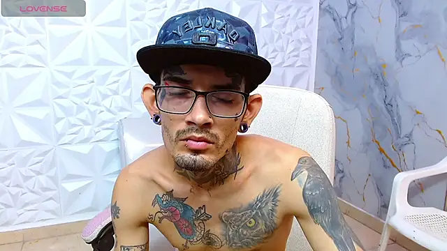 Snapshot of Boy_tatto77 chatting on April 5, 2:36 pm Boy tatto77 online show from April 5, 2:36 pm