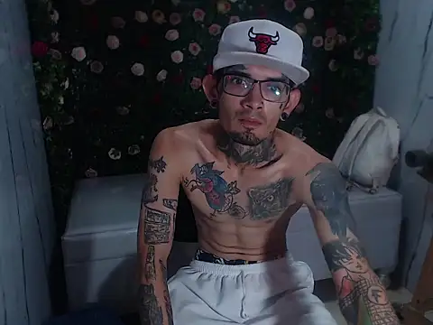 Snapshot of Boy_tatto77 chatting on April 9, 3:17 pm Boy tatto77 online show from April 9, 3:17 pm