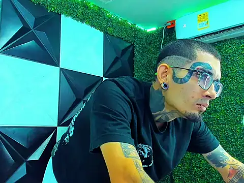 Snapshot of Boy_tatto77 chatting on April 15, 9:48 pm Boy tatto77 online show from April 15, 9:48 pm