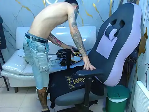 Snapshot of Boy_tatto77 chatting on May 10, 11:37 am Boy tatto77 online show from May 10, 11:37 am