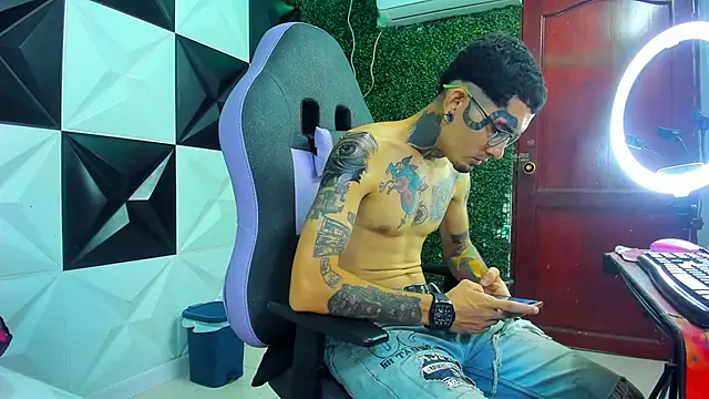 Snapshot of Boy_tatto77 chatting on May 24, 11:37 am Boy tatto77 online show from May 24, 11:37 am