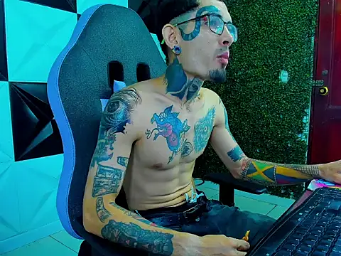 Snapshot of Boy_tatto77 chatting on May 27, 12:02 pm Boy tatto77 online show from May 27, 12:02 pm