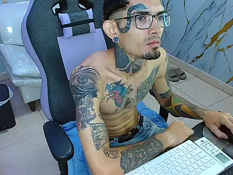 Snapshot of Boy_tatto77 chatting on May 31, 12:23 pm Boy tatto77 online show from May 31, 12:23 pm