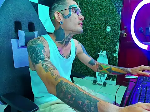 Snapshot of Boy_tatto77 chatting on June 21, 1:08 am Boy tatto77 online show from June 21, 1:08 am