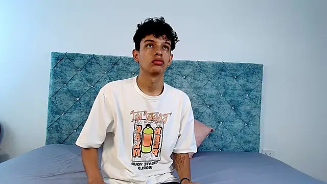 Snapshot of maxfrost_1 chatting on December 19, 7:10 pm maxfrost 1 online show from December 19, 7:10 pm