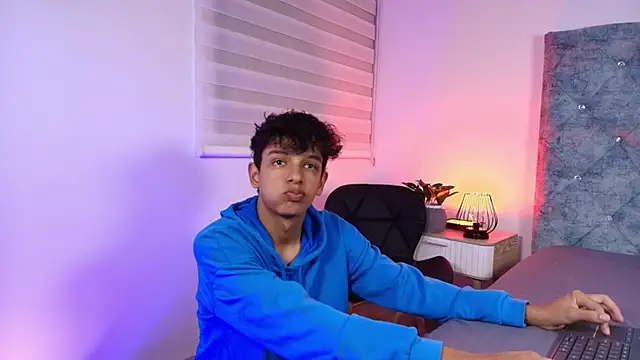 maxfrost 1 online show from January 6, 7:28 pm