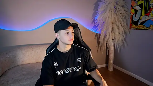 Noah Clarkk online show from July 18, 5:39 pm
