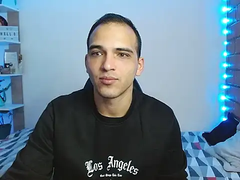 Snapshot of MaaX2330 chatting on December 18, 2:34 pm MaaX2330 online show from December 18, 2:34 pm