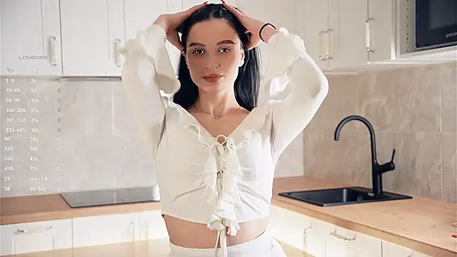 Snapshot of TyraEspina chatting on January 6, 9:18 pm TyraEspina online show from January 6, 9:18 pm