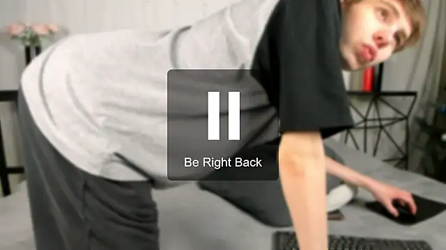 Snapshot of andyyzzz chatting on March 8, 2:04 am andyyzzz online show from March 8, 2:04 am