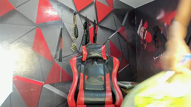 Victor LatinBoy online show from February 8, 7:39 pm