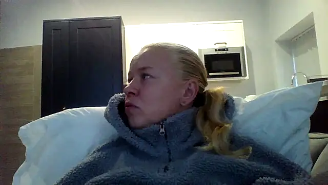 jennyblondeuk online show from April 2, 5:32 pm