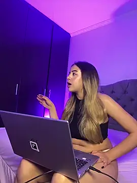Snapshot of cute_emmma chatting on March 31, 12:45 am cute emmma online show from March 31, 12:45 am