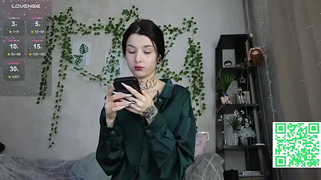 LeonaHinnes online show from February 12, 2:28 am