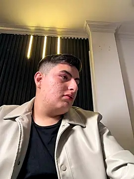 Snapshot of Agustindelarosa_ chatting on December 20, 9:44 pm Agustindelarosa online show from December 20, 9:44 pm