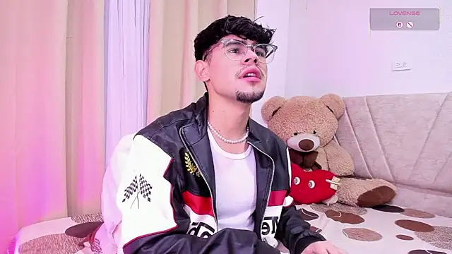 isaac saenzs online show from February 9, 12:42 pm