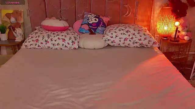 JulieHill online show from February 13, 5:42 pm