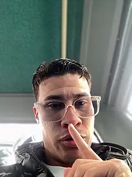 Snapshot of Latin_Paisa_Boy chatting on April 15, 5:20 pm Latin Paisa Boy online show from April 15, 5:20 pm
