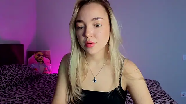 Snapshot of ChrissBerry chatting on March 20, 3:44 am ChrissBerry online show from March 20, 3:44 am