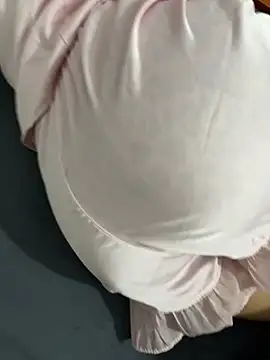 Snapshot of duyenem2k chatting on March 17, 1:32 am duyenem2k online show from March 17, 1:32 am