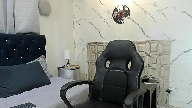 Snapshot of asher_lux chatting on April 7, 7:58 pm asher lux online show from April 7, 7:58 pm