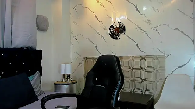 Snapshot of asher_lux chatting on April 15, 8:31 pm asher lux online show from April 15, 8:31 pm