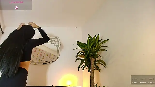 lucianaglow  online show from February 4, 1:00 am