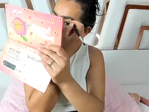 MiaKleinX online show from May 9, 9:31 pm