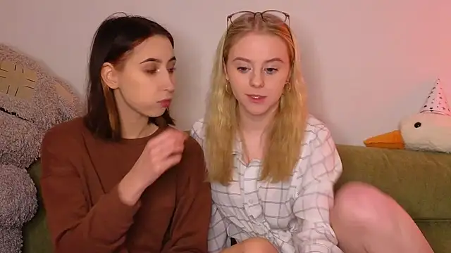 Snapshot of Mimipaws chatting on January 11, 8:47 pm Mimipaws online show from January 11, 8:47 pm