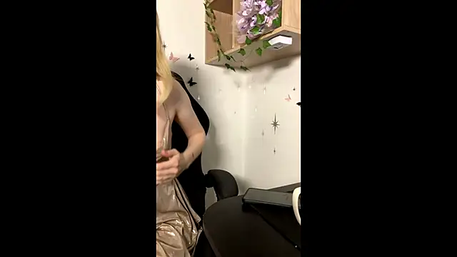 Snapshot of KissChristie chatting on February 9, 3:38 pm KissChristie online show from February 9, 3:38 pm