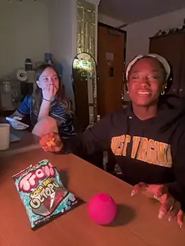 CookiesNcreaming online show from February 25, 4:55 am